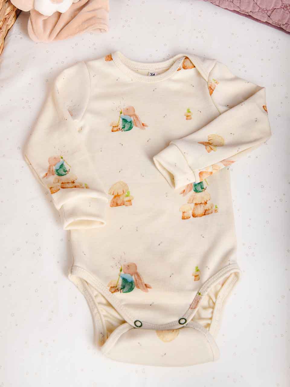 Baby Body mit halbamerikanischen Ausschnitt und süßem Hase-Motiv. Wunderbar passend für den Frühling oder zu Ostern. Langärmliger Body aus Wolle Seide für Babys von 0-2 Jahren.