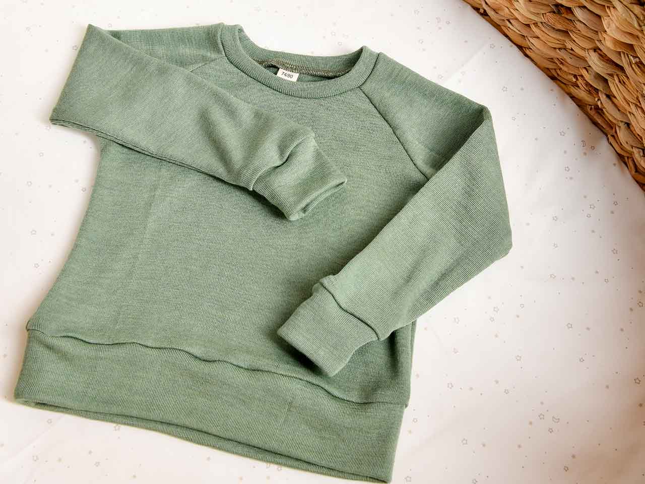 Langarm-Shirt für Babys von 0-2 Jahren aus Wolle und Seide in der Farbe Salbei/Grün für die erste Schicht auf der Babyhaut. 