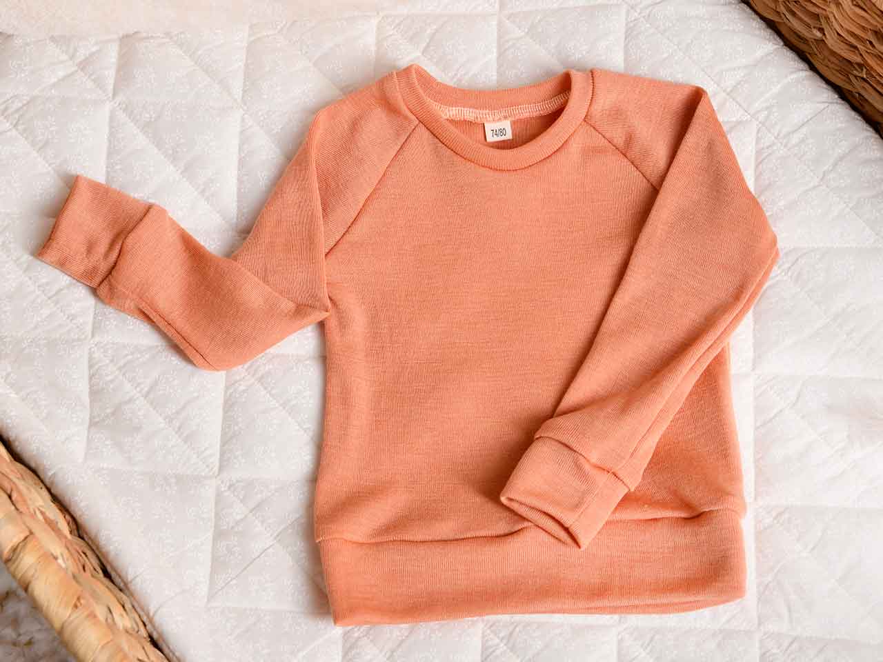 Langarmshirt aus Wolle Seide in der Farbe Rosa/Lachs für Babys im Alter von 0-2J Jahren.