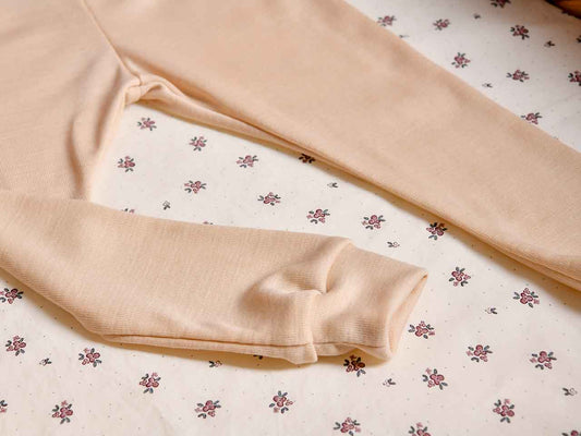 Baby Leggings aus Wolle Seide in der Farbe Beige für Babys im Alter von 0-2 Jahren.