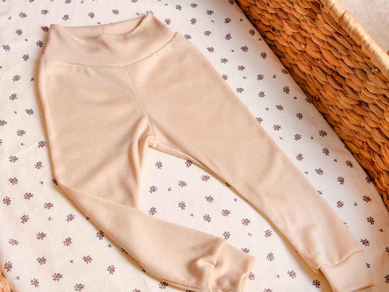 Baby Leggings aus Wolle Seide in der Farbe Beige für Babys im Alter von 0-2 Jahren.