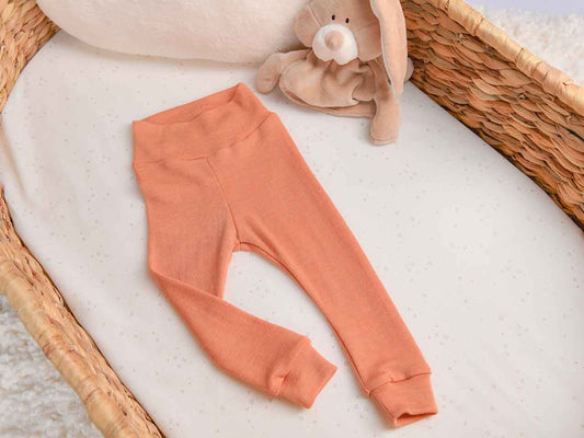 Leggings aus Wolle Seide in der Farbe rosa / Lachs für Babys im Alter von 0-2 Jahren. Ideal für den Frühling und den Sommer, weil der Stoff einen natürlichen UV-Schutz bietet.