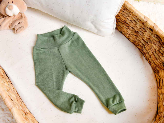 Baby Leggings aus Wolle Seide in der Farbe grün / Salbei für Babys im Alter von 0-2 Jahren.