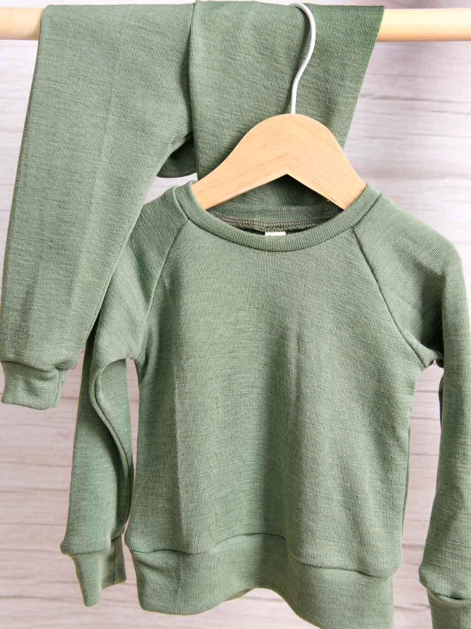 Langarm-Shirt für Babys von 0-2 Jahren aus Wolle und Seide in der Farbe Salbei/Grün für die erste Schicht auf der Babyhaut.