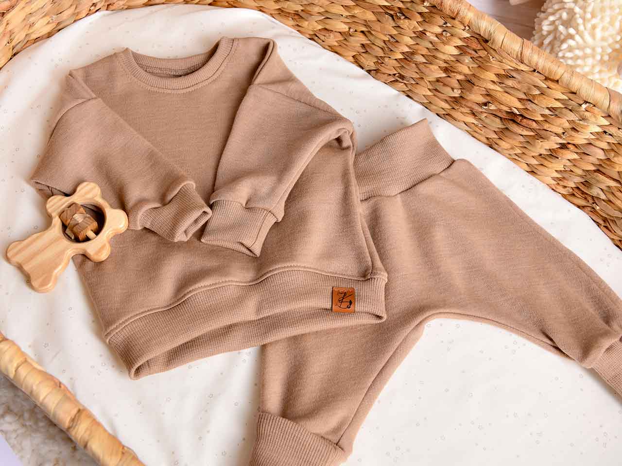 Baby Oversize Sweater aus Bio-Wolle in der Farbe Sand / Beige für Babys im Alter von 0-2 Jahren.