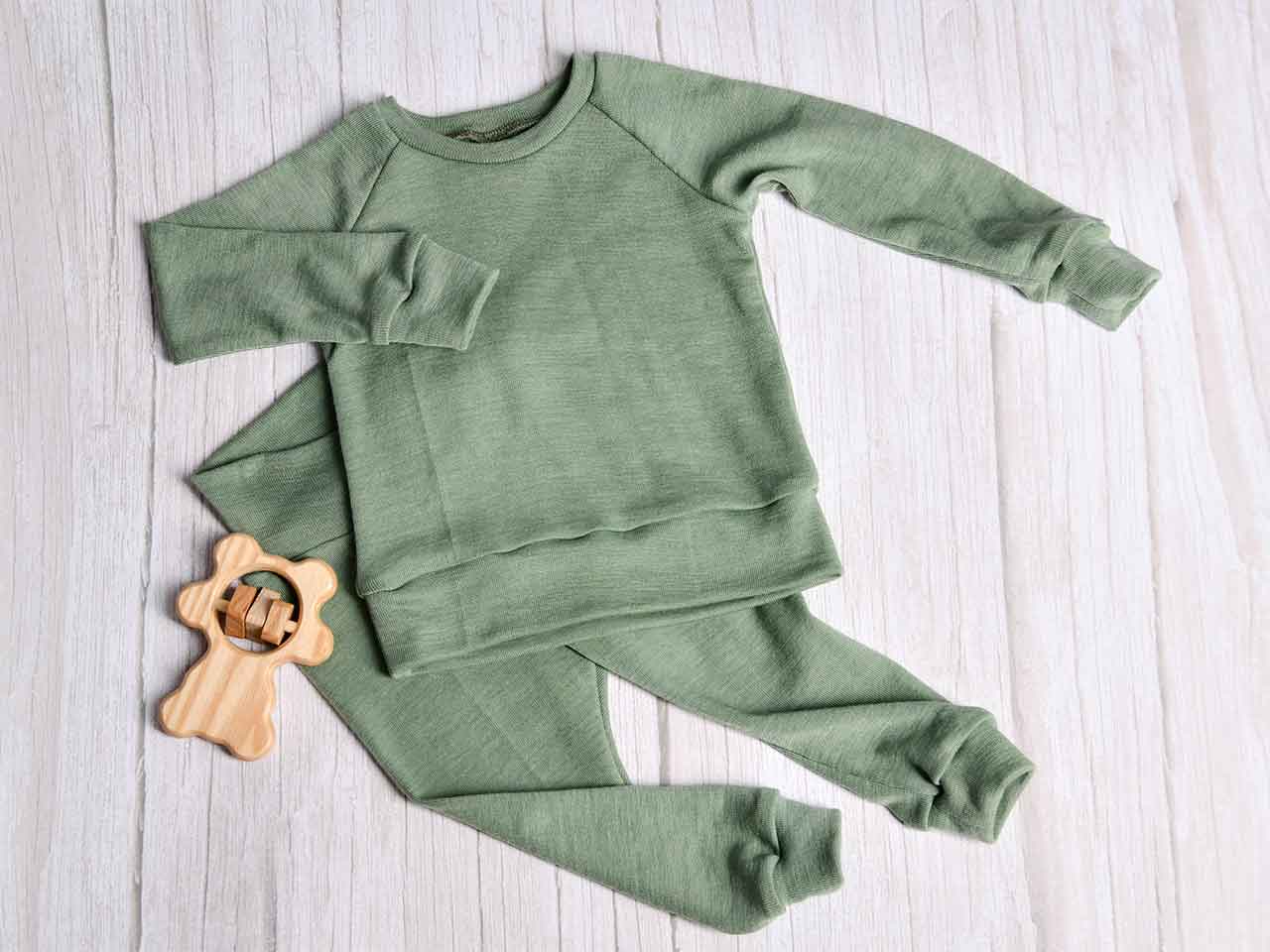 Langarm-Shirt für Babys von 0-2 Jahren aus Wolle und Seide in der Farbe Salbei/Grün für die erste Schicht auf der Babyhaut.