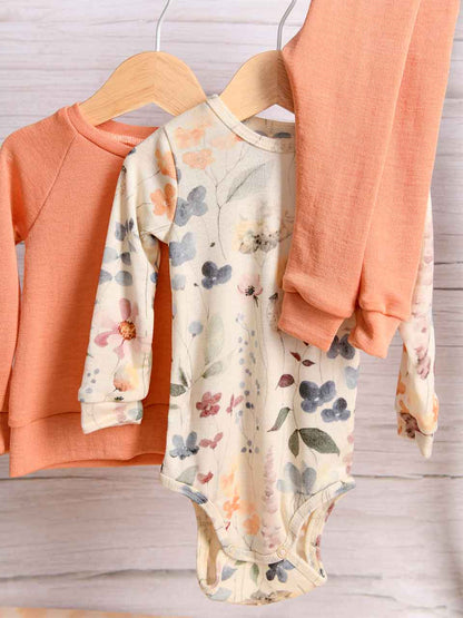 Leggings aus Wolle Seide in der Farbe rosa / Lachs für Babys im Alter von 0-2 Jahren. Ideal für den Frühling und den Sommer, weil der Stoff einen natürlichen UV-Schutz bietet.